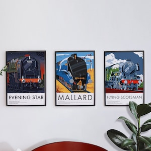 Pode incluir: Três cartazes emoldurados de locomotivas a vapor vintage. Os cartazes são intitulados "Evening Star", "Mallard" e "Flying Scotsman". Cada cartaz apresenta uma ilustração colorida de um trem em um fundo cênico.