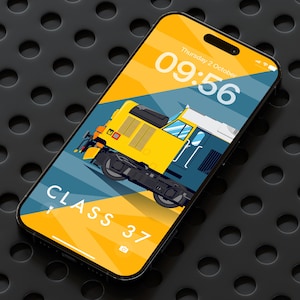 Può includere: Uno smartphone mostra un'illustrazione digitale di una locomotiva diesel Class 37 gialla e blu. Lo schermo mostra l'ora 09:56 di giovedì 2 ottobre. Il telefono è appoggiato su una superficie metallica scura e perforata.