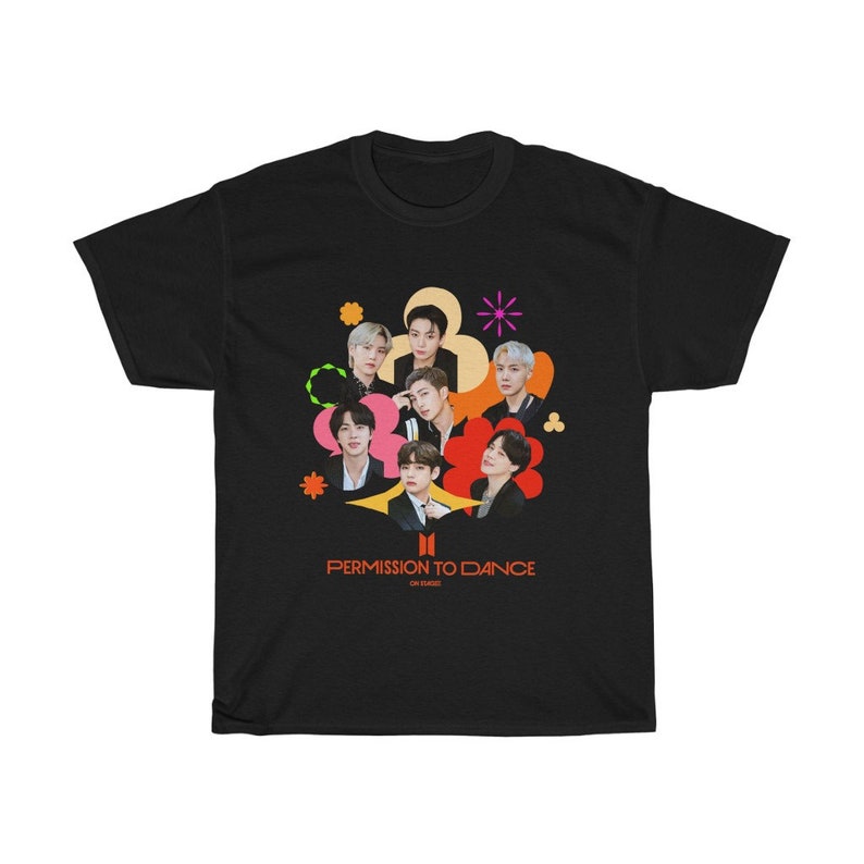 Peut inclure: T-shirt noir avec un motif color&eacute; de sept hommes en cercle avec le texte "Permission to Dance" et "On Stage" en dessous.