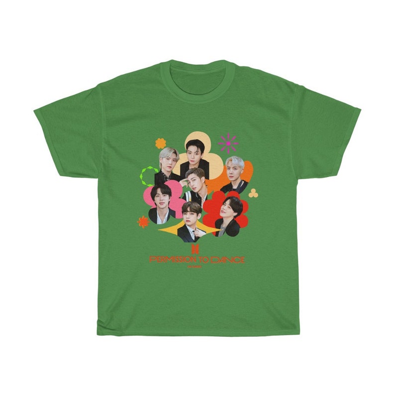 Peut inclure: T-shirt vert avec un graphique color&eacute; de sept hommes en cercle. Le graphique comprend le texte "Permission to Dance" en orange.