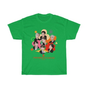 Peut inclure: T-shirt vert avec un motif color&eacute; de sept hommes en cercle. Le motif comprend le texte "PERMISSION TO DANCE" en orange.