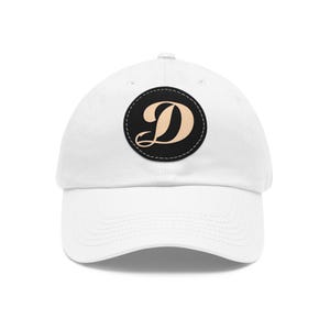 Geborduurde elegantie: hoed met letter D