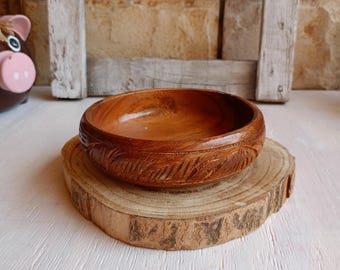 Retro wooden bowl, carved bowl, wooden kitchenware, decorative bowl.
