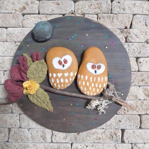 River Stone Owls, Painted Stones, Decorated Round Board, Wall Decor, Natural Materials Home Decoration. 16/16 cm