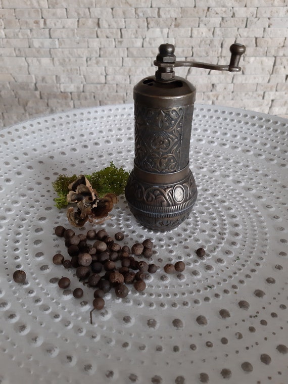 Manual spice clearance grinder