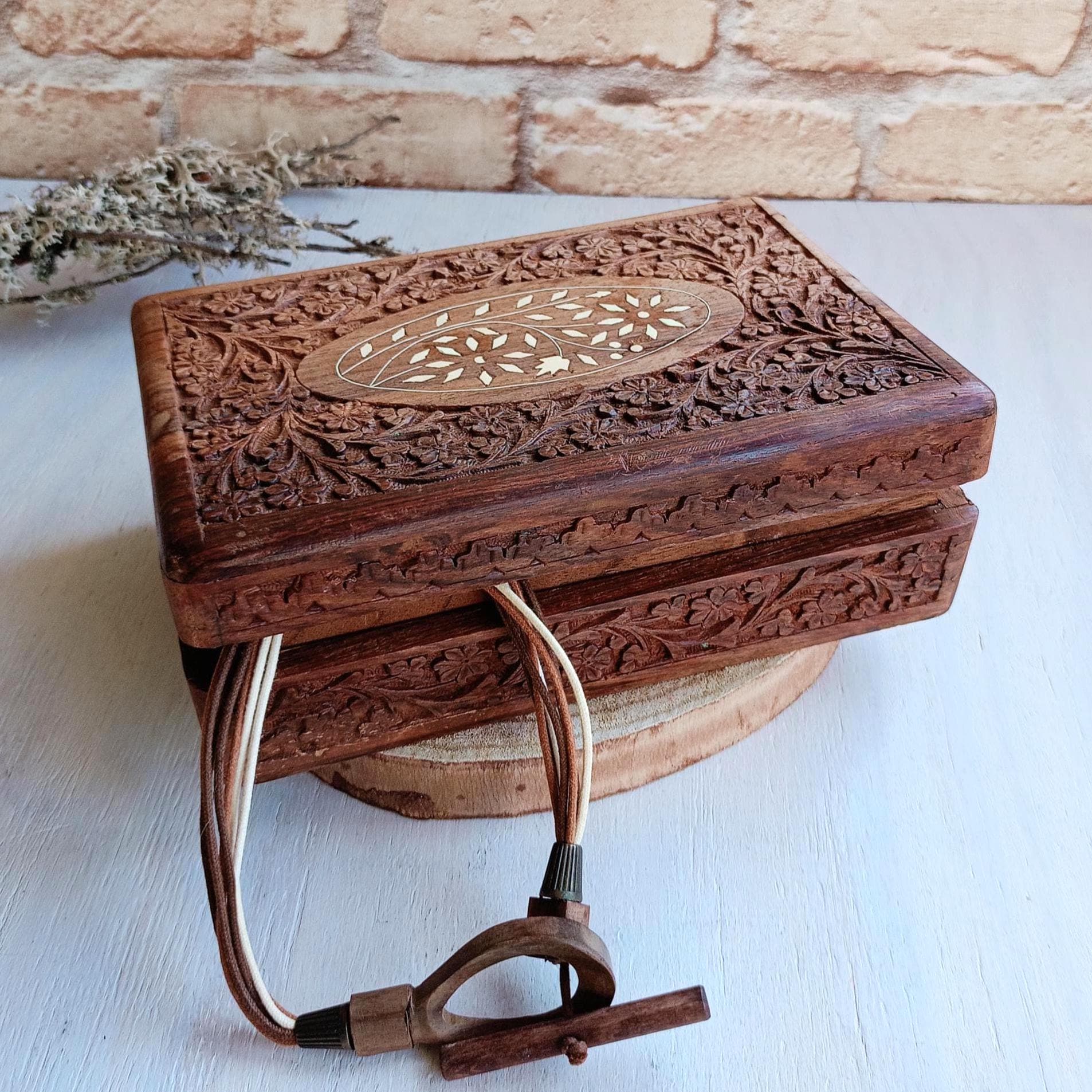インドの木箱、ビンテージの手彫りの小物入れ、象嵌細工の箱、宝石箱