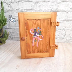 Retro wooden key box, wall hanging box, wooden key cabinet, key organizer