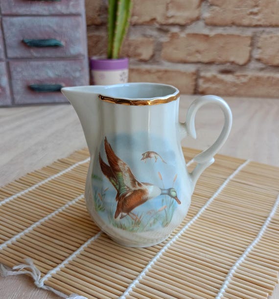 レトロな小さな磁器の水差し、小さなミルク/クリームの水差し、絵付け 