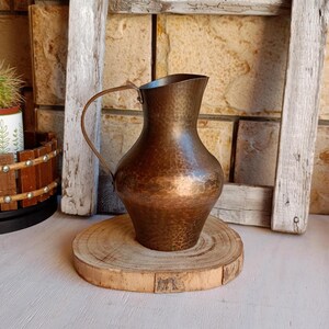 Geschmiedeter Kupferkrug, dekoratives Kupfergefäß, rustikales Kupferdekor, Retro-Wasserkrug, Küchengeschirr.