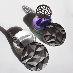 2パック - 幾何学模様のLensbixコンタクトレンズケース。未来的な外観を備えた革新的な操作に最適なコンタクト レンズ ボックス。