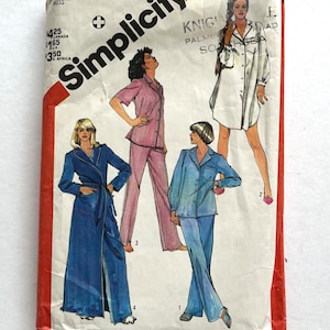 Puede incluir: Patrón de costura Simplicity número 5786 para un conjunto de pijama. El patrón incluye cuatro estilos diferentes: una bata larga, una bata corta, un conjunto de pantalón y top, y un conjunto de pantalón y top con un top de estilo diferente. El patrón es para las tallas 14-16.