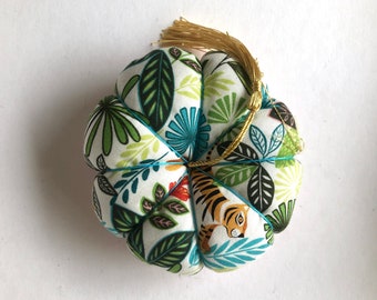 Alfiletero con estampado de selva tropical y borla dorada
