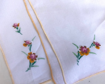 Mantel vintage bordado con diseño floral