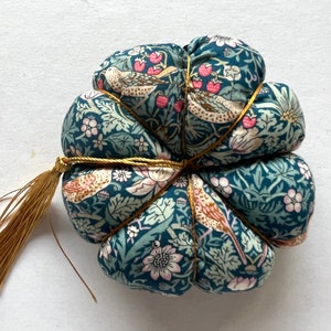 Cojín de alfileres de tela de William Morris/ Cojín de alfileres de tela