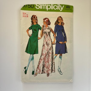 Könnte beinhalten: Vintage Simplicity Schnittmuster mit drei abgebildeten Kleiderdesigns. Die Kleider sind in Grün, floral und Blau dargestellt. Das Schnittmuster zeigt den Text "Simplicity 3750" und Größenangaben.