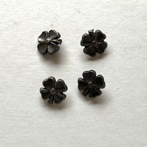Vintage floral buttons/Four vintage flower buttons/1970’s metal buttons