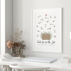 Könnte beinhalten: Ein weißer gerahmter Druck mit einem braunen Koffer und grünen Blättern. Der Druck sagt "Danke für die tolle Zeit! Wir werden Sie vermissen".