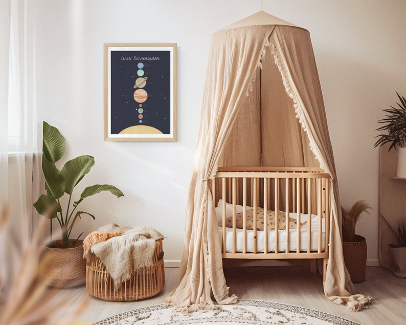 May include: A nursery room with a white crib, a beige canopy, a potted plant, and a framed print of the solar system with the text "Unser Sonnensystem".