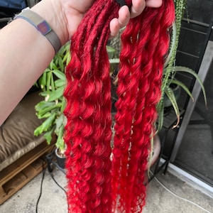 Burgundy to Red Ombre wavy dread extensions | Synthetic dreadlock extensions | Red wavy DE dreadlocks braid in extensions