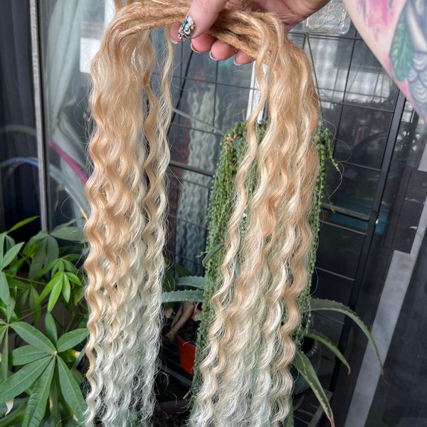 Warm Blonde Ombre wavy dread extensions | Synthetic dreadlock extensions | #27/613 wavy DE dreadlocks braid in extensions