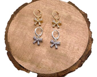 Orecchini ad arco. Civetta Abbracci. Orecchini a cerchio con fiocco. Gioielli in oro con zirconi cubici. Cerchi di civetta. Orecchini pendenti con fiocco. Orecchini Bownot da 18 carati.