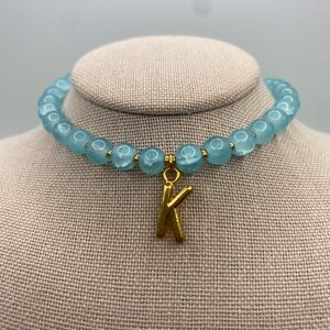 Colar redondo azul de miçangas com inicial de letra dourada. Pronto para enviar. Presentes para ela. Presente customizável. Joias e colares feitos à mão.