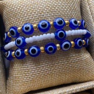 Conjunto de trío de pulseras de mal de ojo. Pulsera elástica. Pulsera con cuentas. Joyería de verano. Pila de pulseras. Pulseras hechas a mano. Joyería de moda. En capas.