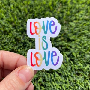 Autocollant LGBTQ Love is Love pour ordinateur portable Ipad Bouteille d'eau Option étanche et résistant aux rayures