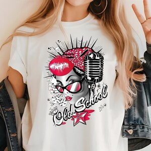 Femme avec des lunettes noires et un bandana rouge,cartes à jouer un microphone rétro, le tout sur un fond noir avec le texte "Old School".