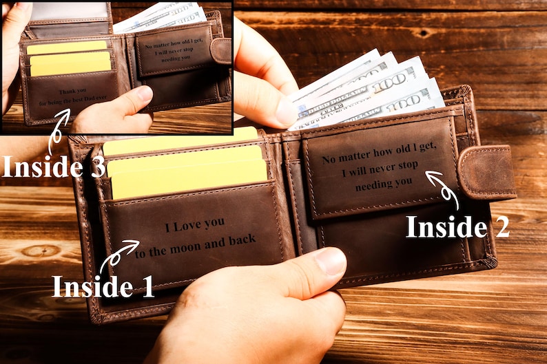 Puede incluir: Cartera de cuero marr&oacute;n con tres bolsillos interiores. Los bolsillos interiores tienen mensajes personalizados: "Gracias por ser mi mejor amigo para siempre", "Te amo hasta la luna y de regreso", y "No importa la edad que tenga, nunca dejar&eacute; de necesitarte".