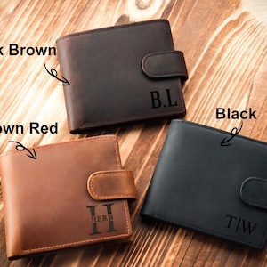 Puede incluir: Tres carteras de cuero en diferentes colores: marr&oacute;n oscuro, marr&oacute;n rojizo y negro. Cada cartera tiene un cierre de solapa con un monograma personalizado.
