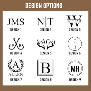 Puede incluir: Nueve opciones de dise&ntilde;o de monograma diferentes para regalos personalizados. Los dise&ntilde;os incluyen iniciales, nombres y s&iacute;mbolos como astas, anzuelos de pesca y una corona.