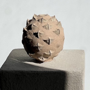 La columna del tiempo, vasija de papel maché