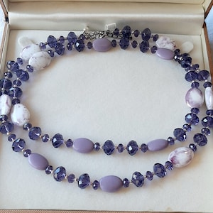 Long collier violet vintage avec perles de verre