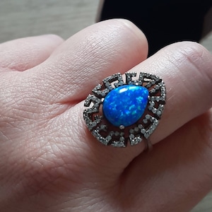 Bague tendance en argent avec opale bleue grecque