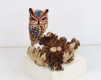 Búho de madera pintado a mano sobre madera de parásito con huevos: decoración artesanal única, arte ecológico para el hogar, la oficina, regalo de San Valentín y decoración.
