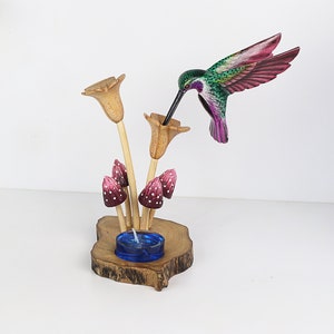 カラフルなハチドリと紫色のキノコの彫刻が特徴の素朴な木製キャンドルホルダー。テーブル装飾用のキャンドルホルダー。バレンタインギフト。
