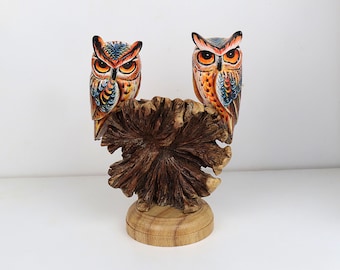 木の枝にとまるフクロウの群れ、彩色された置物、カラフルなアート 