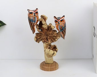 Búho de madera artesanal sobre madera de parásito. Decoración colorida, única y pintada a mano para el hogar y la oficina. Regalo artesanal para San Valentín.