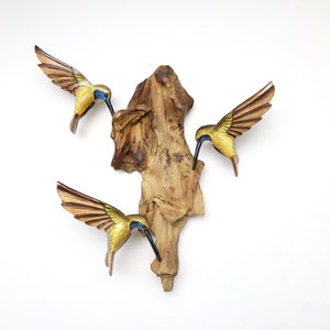 Arte mural de colibrí amarillo / Escultura de madera flotante pintada a mano / Decoración rústica de pájaro / Colgante de pared de madera tropical BH001