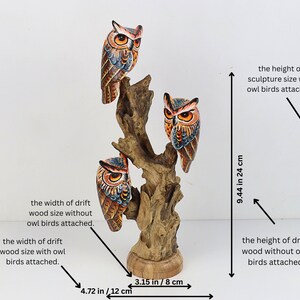 Puede incluir: Escultura de madera tallada a mano de tres b&uacute;hos posados ​​en una rama de madera a la deriva. Los b&uacute;hos est&aacute;n pintados en colores vibrantes con detalles intrincados. La escultura mide 30 cm de alto y 12 cm de ancho.