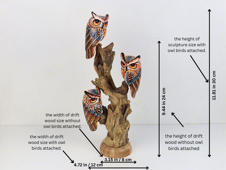 Puede incluir: Escultura de madera tallada a mano de tres b&uacute;hos posados ​​en una rama de madera a la deriva. Los b&uacute;hos est&aacute;n pintados en colores vibrantes con detalles intrincados. La escultura mide 30 cm de alto y 12 cm de ancho.