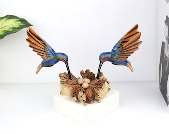 Figura artística de pareja de colibríes azules con huevo, pintura de madera de pareja de pájaros, obra de arte inspirada en la naturaleza, regalos de Navidad, regalo de San Valentín hecho a mano.