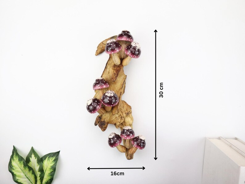 Pu&ograve; includere: Decorazione da parete in legno con diversi funghi decorativi. I funghi hanno cappelli bordeaux con pois bianchi e sono attaccati a un ramo di legno naturale, che misura 30 cm di altezza e 16 cm di larghezza.