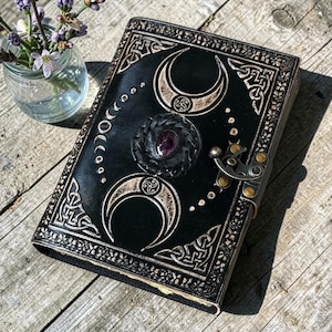 Triple Moon Leder Journal, keltisches Grimoire mit Amethyst Stein