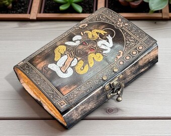 Carnet en cuir fait main : grimoire gothique Medusa Snake en relief