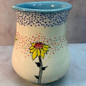 Vase fait main, céramique, monté sur roulette