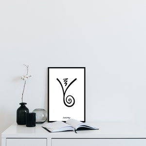 以下が含まれることがあります： 白い壁に黒いフレームに入った白黒の抽象的な線画プリント。作品は、螺旋と曲線を描いたシンプルな線画で構成されています。プリントのタイトルは「Duchampyo」です。