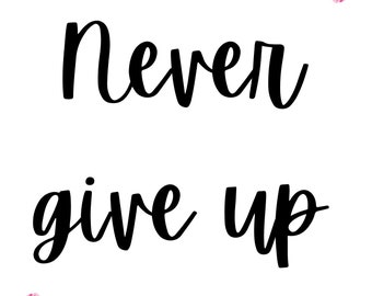 Puede incluir: Una cita motivacional, "Never give up", está escrita en cursiva negra sobre un fondo blanco. Flores rosas con hojas verdes están en las esquinas de la imagen. Una mujer con cabello negro largo está rezando con las manos juntas. El texto "By: selena dennard" está en la parte inferior de la imagen.