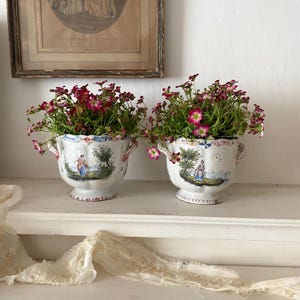 Paire de cache-pots anciens en faïence française , décor scènes champêtres